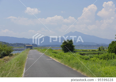 晴天時從霞浦湖畔的環城公路上看到的筑波山 晴天時從霞浦湖畔的環城公路上看到的筑波山 95599228