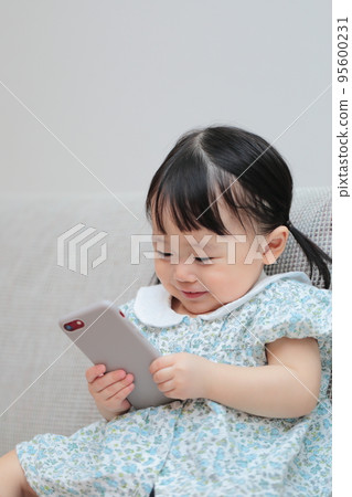 1 歲女孩玩智能手機 95600231