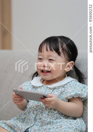 1 歲女孩玩智能手機 1 歲女孩玩智能手機 95600232