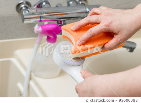 [中間主婦清洗浴缸] 95600388