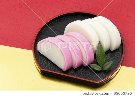 新年菜餚7-02_黑盤上的紅白魚糕_背景紅金 新年菜餚7-02_黑盤上的紅白魚糕_背景紅金 95600780