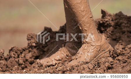 Mud race runner very muddy running shoes, muddy feet detail 95600950