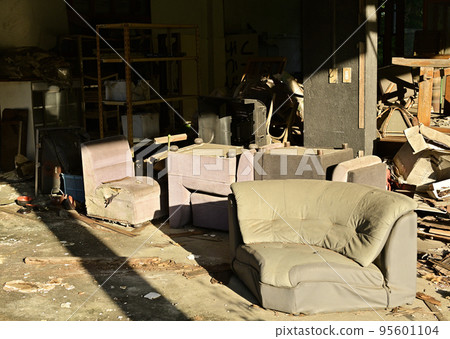 垃圾樓。一堆垃圾被非法傾倒在無人居住的房子裡。 垃圾樓。一堆垃圾被非法傾倒在無人居住的房子裡。 95601104