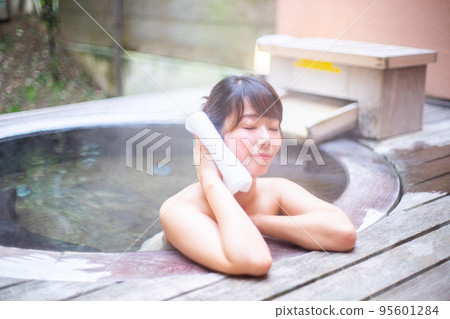一個女人獨自在露天浴池沐浴的肖像 95601284