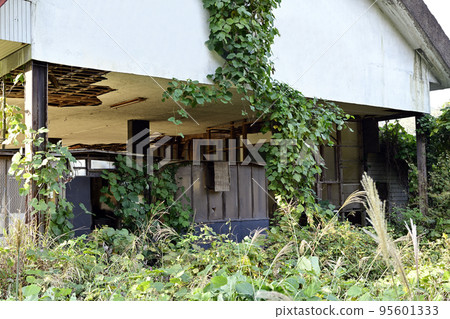 empty house. ruins. Bankruptcy, out of business image. 95601333