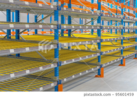 Empty Gravity Flow Shelf Empty Gravity Flow Shelf 95601459