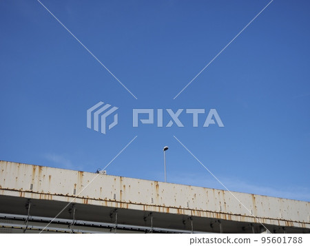 高速公路上的路燈和破損的跡象 高速公路上的路燈和破損的跡象 95601788