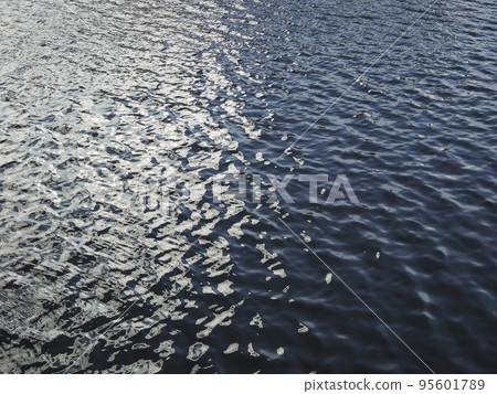 The beauty of the wind and ripples reflected on the water surface 95601789