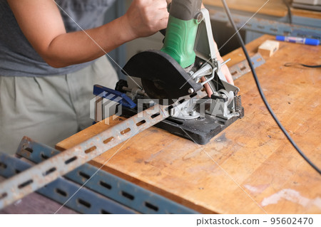 Craftsmen use iron cutters to assemble DIY projects during the holidays. 95602470