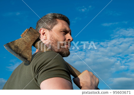 man with axe. caucasian man hold ax. brutal man on sky background 95603671