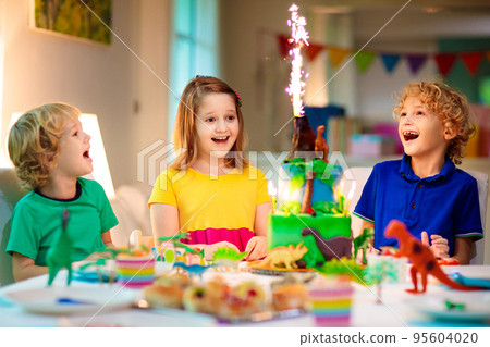 Kids birthday party. Dinosaur theme cake. Kids birthday party. Dinosaur theme cake. 95604020