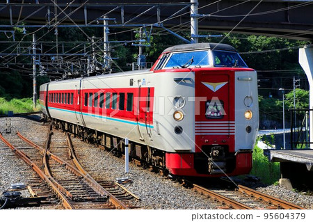到八雲站在初夏的陽光下的出雲國...“特快八雲”系列381 到八雲站在初夏的陽光下的出雲國...“特快八雲”系列381 95604379