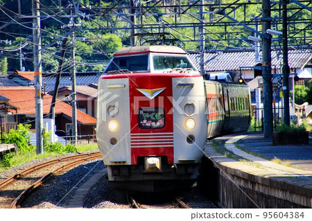 To Izumo no Kuni where Yakumo stands in the early summer sun ... "Limited Express Yakumo" Series 381 95604384