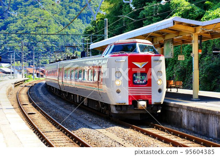 To Izumo no Kuni where Yakumo stands in the early summer sun ... "Limited Express Yakumo" Series 381 95604385