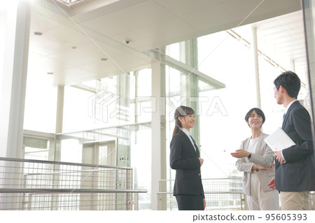 3 business people to have a meeting 3 3 business people to have a meeting 3 95605393