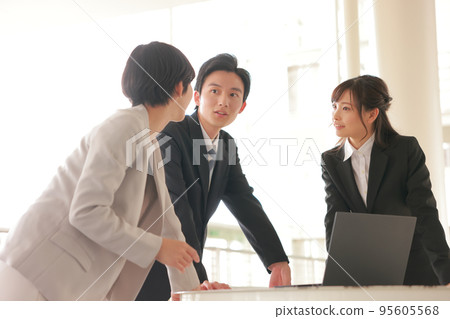三個商務人士積極交換意見1 95605568