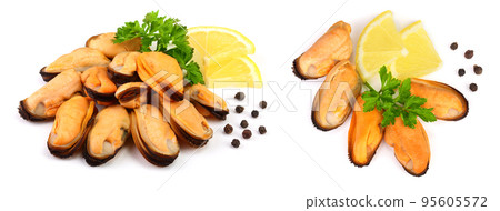 mussel with parsley leaf peppercorns and lemon isolated on white background 95605572