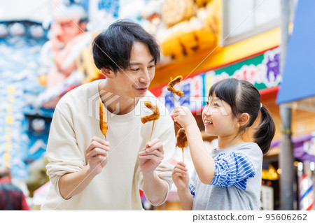Parents and children eating while sightseeing in Osaka Parents and children eating while sightseeing in Osaka 95606262