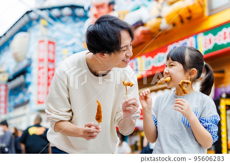 Parents and children eating while sightseeing in Osaka Parents and children eating while sightseeing in Osaka 95606283