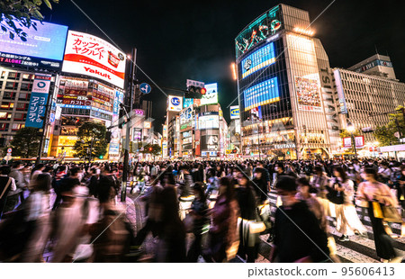 Tokyo cityscape in Japan Prelude to the 8th wave ... There is almost no risk of infection outdoors ... Lack of ventilation ... = October 23, Shibuya 95606413