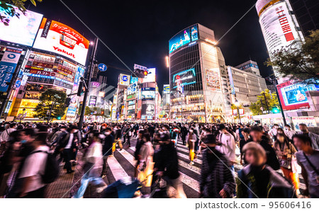 Tokyo cityscape in Japan Prelude to the 8th wave ... There is almost no risk of infection outdoors ... Lack of ventilation ... = October 23, Shibuya 95606416