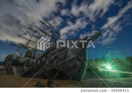 Shipwreck at Hirono Kaigan Park, Shizuoka City, Shizuoka Prefecture Shipwreck at Hirono Kaigan Park, Shizuoka City, Shizuoka Prefecture 95606423