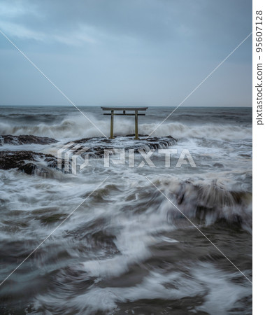 Rough waves at Kamiiso Torii, Oarai Isozaki Shrine, Hitachinaka City, Ibaraki Prefecture 95607128