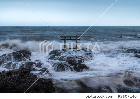 茨城縣常陸那珂市大洗磯崎神社上磯鳥居的波濤洶湧 茨城縣常陸那珂市大洗磯崎神社上磯鳥居的波濤洶湧 95607146