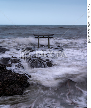 Rough waves at Kamiiso Torii, Oarai Isozaki Shrine, Hitachinaka City, Ibaraki Prefecture 95607147