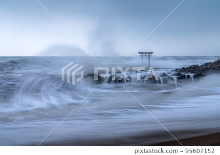 Rough waves at Kamiiso Torii, Oarai Isozaki Shrine, Hitachinaka City, Ibaraki Prefecture 95607152