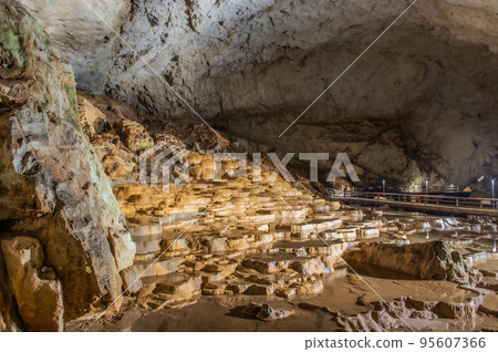 Magnificent underground palace Akiyoshido 95607366