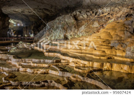 宏偉的地下宮殿秋吉堂 95607424