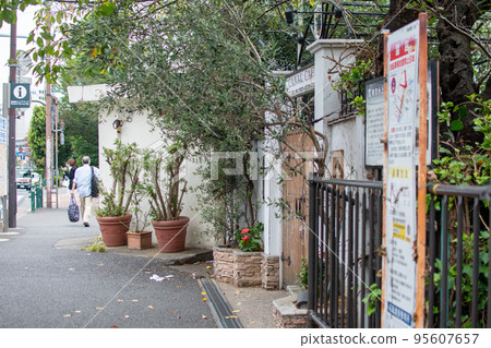 神樂坂下十字路口/東京都新宿區 95607657