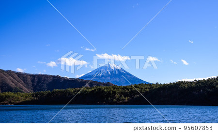 從西湖看白雪皚皚的富士山 95607853