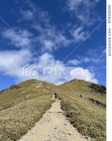 藍天和山道路 95608080