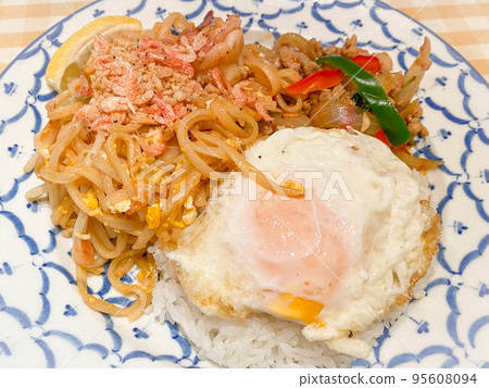 經典泰式泰式炒河粉和加普勞飯套餐午餐 95608094