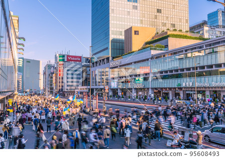 Tokyo cityscape in Japan The south exit of Shinjuku station is the adult style. There is almost no risk of infection outdoors, but there is insufficient ventilation ... = October 23 Tokyo cityscape in Japan The south exit of Shinjuku station is the adult style. There is almost no risk of infection outdoors, but there is insufficient ventilation ... = October 23 95608493