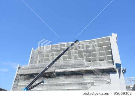 A building under construction A large-scale construction site in sunny weather A building under construction A large-scale construction site in sunny weather 95609302