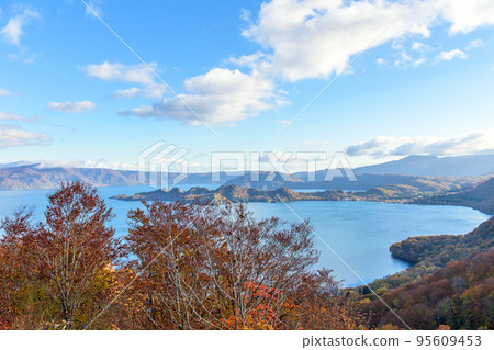 Autumn Lake Towada seen from Shimeitei Observatory in the morning 95609453