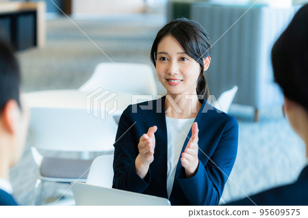 Business woman having business talks in the office "LINK FOREST" shooting cooperation 95609575