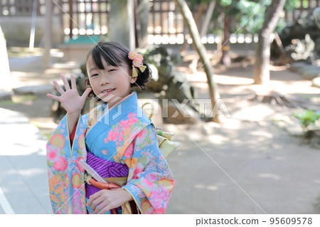 A 7-year-old girl visiting a shrine with Shichigosan 95609578