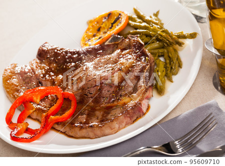 Appetizing beef steak with asparagus 95609710