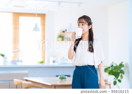 Female housewife dining kitchen home lifestyle 95610215