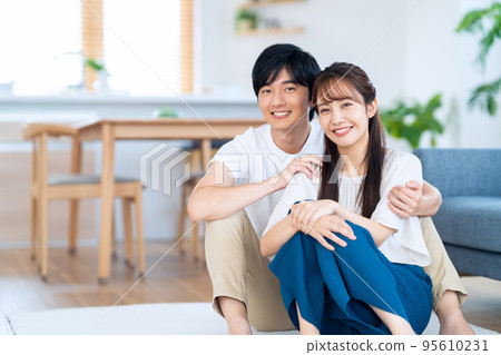 Married couple, family, lifestyle, living room 95610231