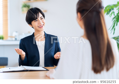 女性顧問客廳保險財務銷售 95610255