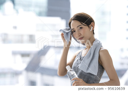 訓練補水鍛煉後休息的女人 95610639