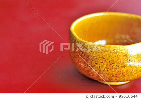 Matcha green tea bowl of daikon omelet 95610644