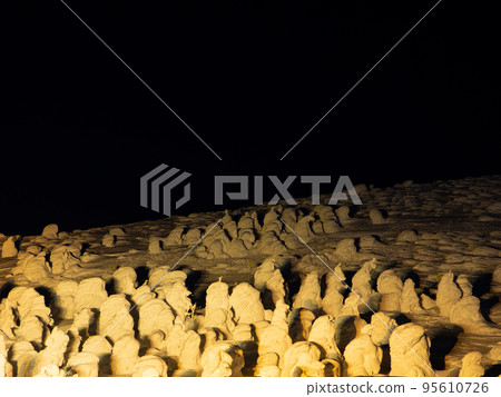 燈火通明的霧凇（山形縣、藏王山、地藏山町站） 95610726