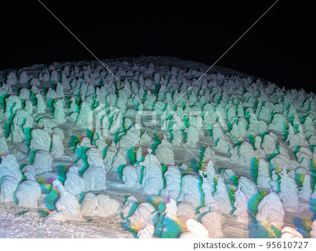 燈火通明的霧凇（山形縣、藏王山、地藏山町站） 95610727