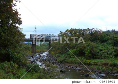 Uetsu Main Line over the Naso River [Nikaho City, Akita Prefecture] 95611693